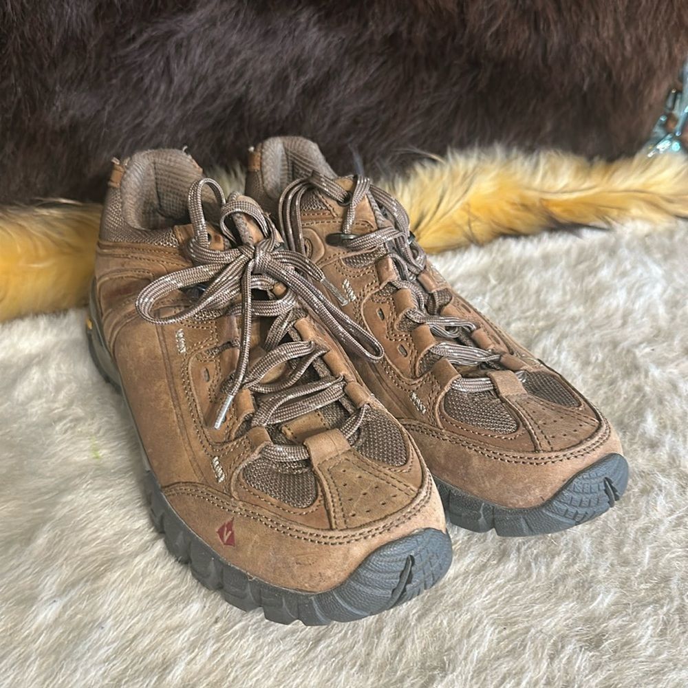 Vasque shoes 8.5 (7007)